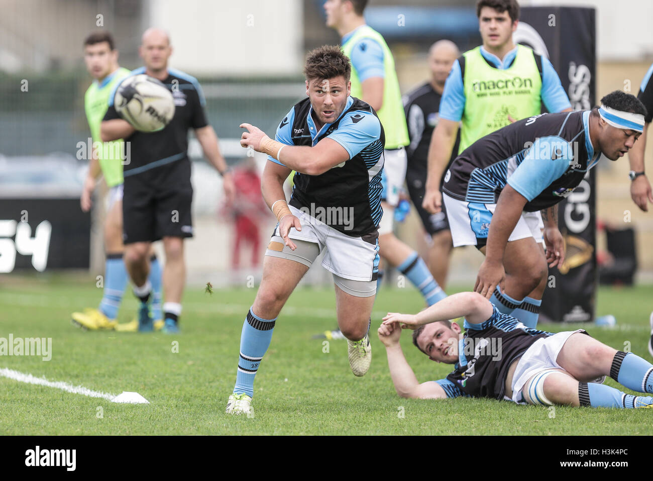 Parma,Italy.08th Oktober 2016. Ali Price für Glasgow Warriors geht der Ball bei warmem bis in Guinness Pro 12 © Massimiliano Carnabuci/Alamy Nachrichten Stockfoto