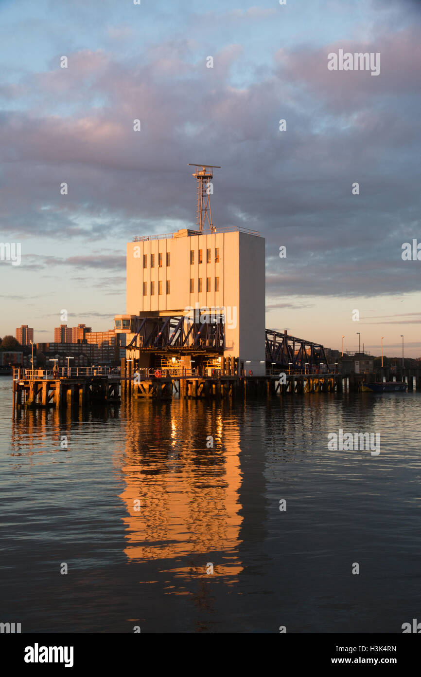 Fluß Themse, Woolwich, London, UK, Sonntag, 9. Oktober 2016. UK-Wetter: Reflexion der verlassenen Fährhafen gegen Clear skies mit helle Wolke an Herbstmorgen über Themse in Woolwich, London. Die beliebte kostenlose Überfahrt wurde vor kurzem begnadigt, nachdem TFL vereinbart, zwei neue Boote bis 2018 die alternde Flotte ersetzen in Auftrag. Bildnachweis: WansfordPhoto/Alamy Live-Nachrichten Stockfoto