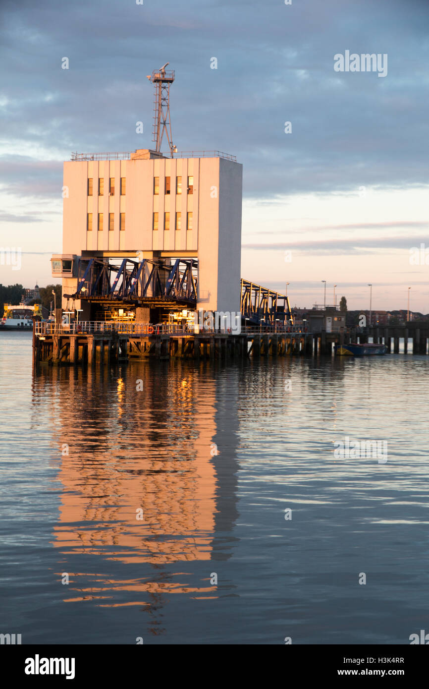 Fluß Themse, Woolwich, London, UK, Sonntag, 9. Oktober 2016. UK-Wetter: Reflexion der verlassenen Fährhafen gegen Clear skies mit helle Wolke an Herbstmorgen über Themse in Woolwich, London. Die beliebte kostenlose Überfahrt wurde vor kurzem begnadigt, nachdem TFL vereinbart, zwei neue Boote bis 2018 die alternde Flotte ersetzen in Auftrag. Bildnachweis: WansfordPhoto/Alamy Live-Nachrichten Stockfoto