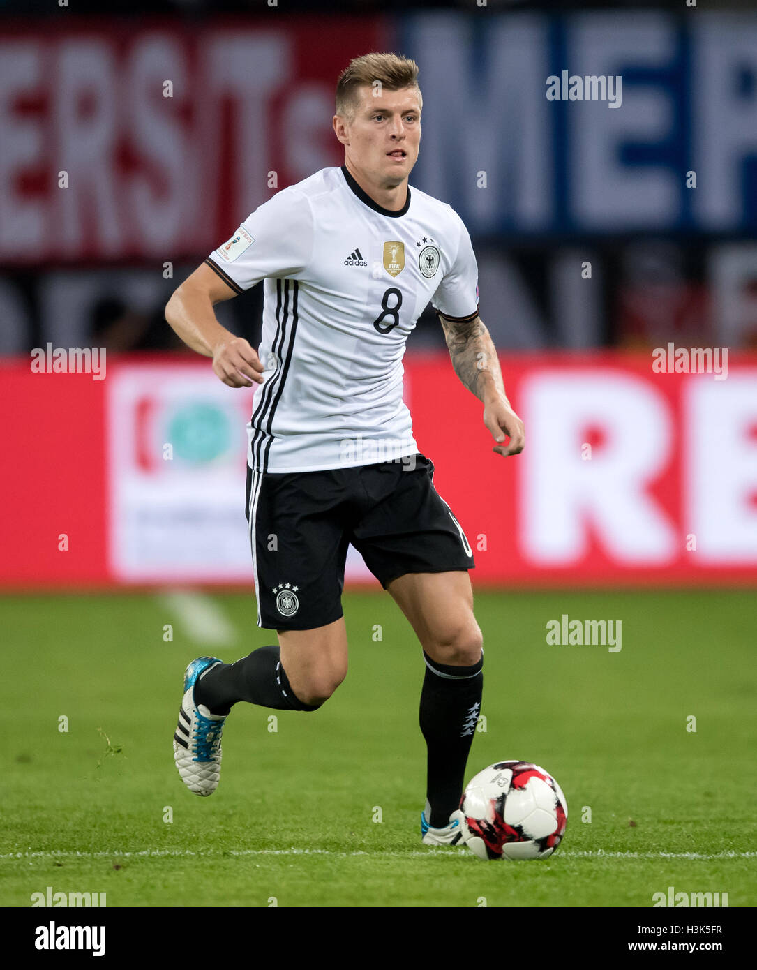 Hamburg, Deutschland. 8. Oktober 2016. Germany'sToni Kroos in Aktion während der Fußball-Weltmeisterschaft Gruppe Bühne Qualifikation match zwischen Deutschland und der Tschechischen Republik in Hamburg, Deutschland, 8. Oktober 2016. Foto: Thomas Eisenhuth/Dpa/Alamy Live News Stockfoto