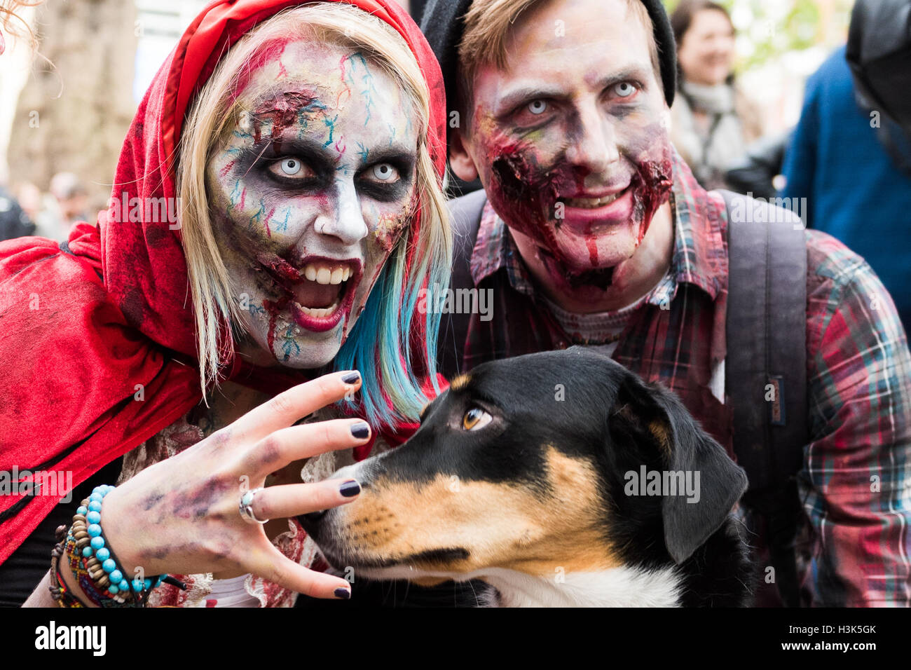 London, UK, 8. Oktober 2016. Zombies im Zentrum von London feiert Welt-Zombie-Tag bei der Beschaffung von Mitteln für die St Mungo Unterstützung der Obdachlosen. Bildnachweis: Pmgimaging/Alamy Live-Nachrichten Stockfoto