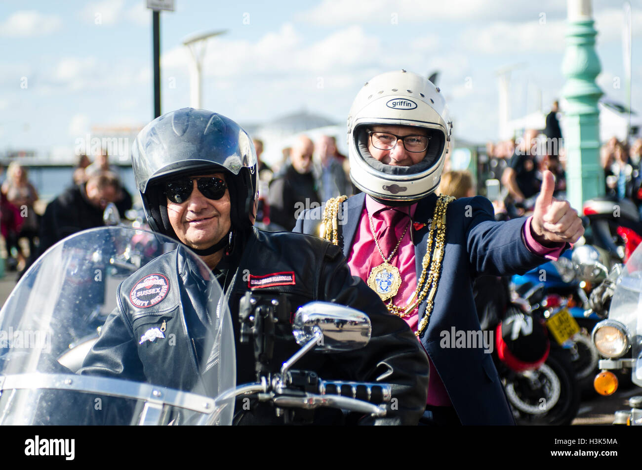 Brighton, UK. 9. Oktober 2016. Tausende von freundlichen Biker, meist mit Harley Davidsons, Hot Rods und Trikes, Abstieg auf Brighton Seafront Madeira Drive für die jährliche Brightona Veranstaltung. Das Charity-Event, Geldbeschaffung für die Sussex Herz Charity hat Musik auf drei Bühnen, eine Wand des Todes und ein Ausritt der Bürgermeister von Brighton, Stadtrat Pete West, von seiner Familie zu Hause die Veranstaltung offiziell eröffnet zu sammeln. Bildnachweis: Francesca Moore/Alamy Live-Nachrichten Stockfoto
