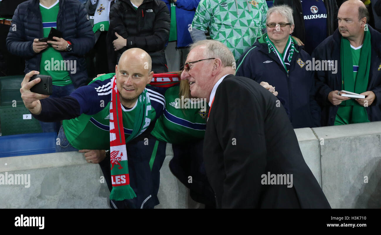 Nationale Fußball-Stadion im Windsor Park, Belfast, Nordirland.  8. Oktober 2016. Anlässlich den offiziellen fand Eröffnung des nationalen Fußballstadion im Windsor Park in Belfast (die Wiederentwicklung des alten Windsor Park) eine Runde von Nordirland Legenden rund um das Stadion. Ehemalige World Snooker-Champion Dennis Taylor gehörte zu den Legenden teilnehmen. David Hunter/Alamy Live-Nachrichten. Stockfoto