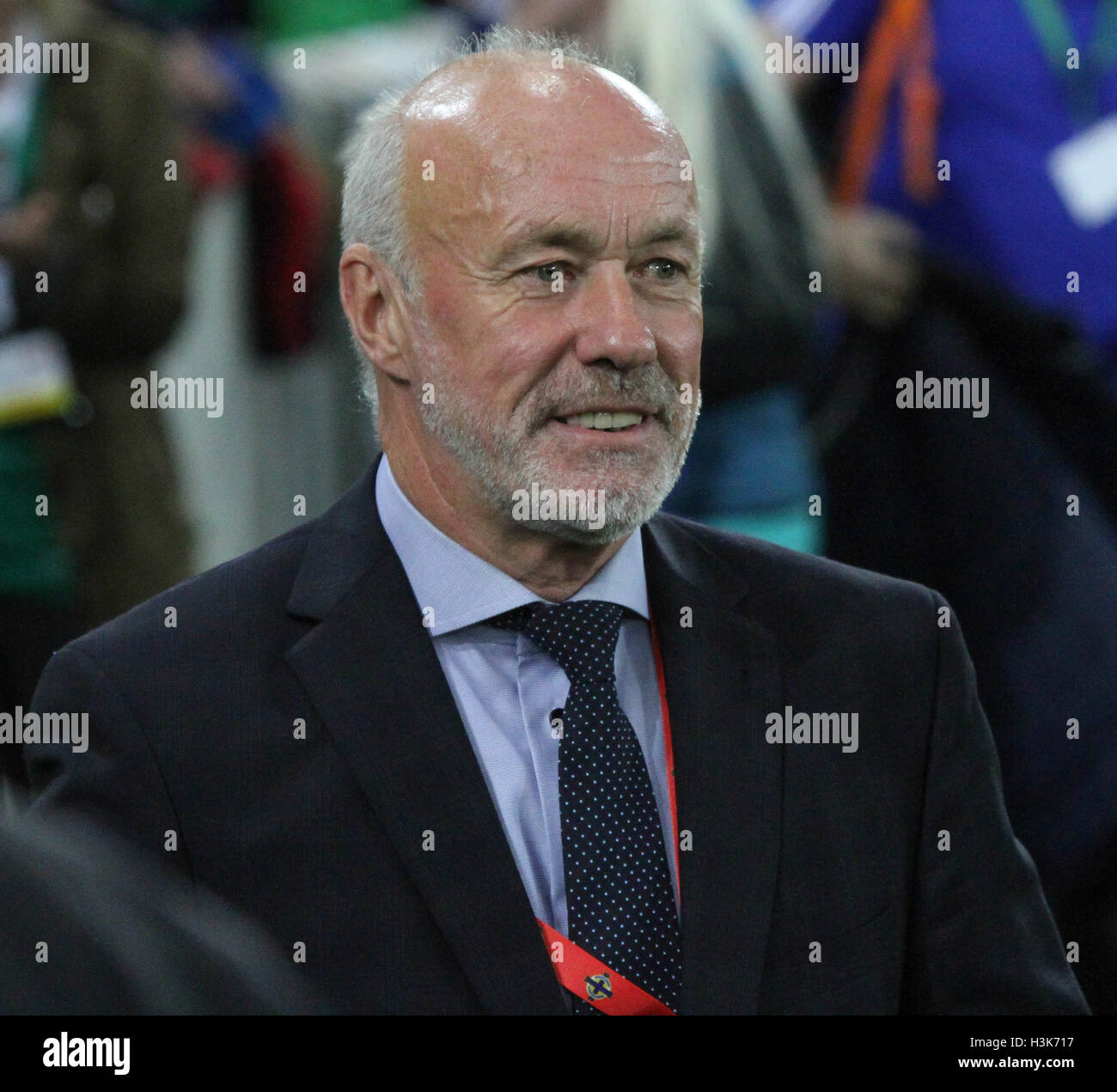 Nationale Fußball-Stadion im Windsor Park, Belfast, Nordirland.  8. Oktober 2016. Anlässlich den offiziellen fand Eröffnung des nationalen Fußballstadion im Windsor Park in Belfast (die Wiederentwicklung des alten Windsor Park) eine Runde von Nordirland Legenden rund um das Stadion. Ehemalige Nordirland Manager und Spieler Sammy McIlroy bei der Veranstaltung. David Hunter/Alamy Live-Nachrichten. Stockfoto