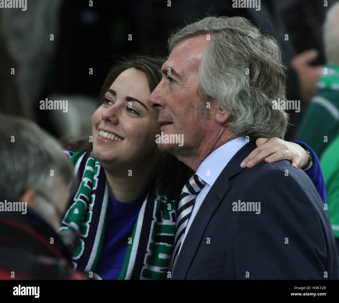 Nationale Fußball-Stadion im Windsor Park, Belfast, Nordirland.  8. Oktober 2016. Anlässlich den offiziellen fand Eröffnung des nationalen Fußballstadion im Windsor Park in Belfast (die Wiederentwicklung des alten Windsor Park) eine Runde von Nordirland Legenden rund um das Stadion. Ehemalige Nordirland Torwart Legende Pat Jennings gehörte zu den Legenden auf der Parade. David Hunter/Alamy Live-Nachrichten. Stockfoto