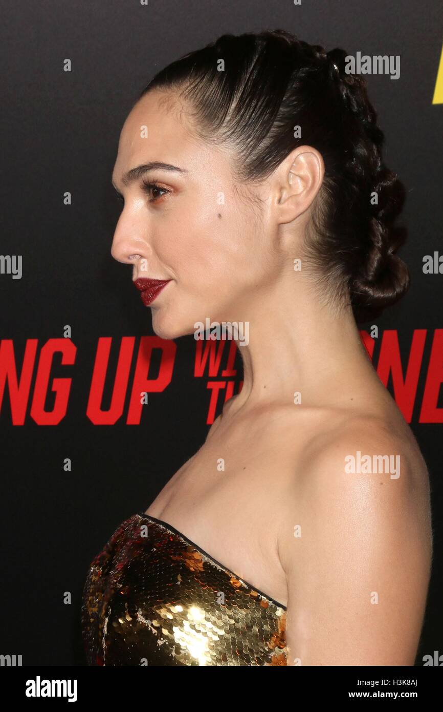 Los Angeles, CA, USA. 8. Oktober 2016. Gal Gadot im Ankunftsbereich für halten sich mit THE JONESES Premiere, Los Angeles, CA 8. Oktober 2016. © Priscilla Grant/Everett Collection/Alamy Live-Nachrichten Stockfoto