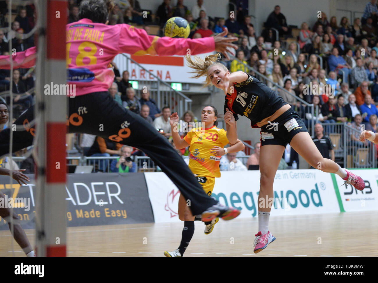 Lingen, Deutschland. 9. Oktober 2016. Deutschlands Anne Hubinger (R) in Aktion gegen Spaniens Torwart Darly Zoqbi de Paula, mit Spaniens Amaia Gonzalez de Garibay im Hintergrund, während der Frauen Handball-Freundschaftsspiel zwischen Deutschland und Spanien im Bereich Emsland in Lingen, Deutschland, 9. Oktober 2016 zu sehen. Foto: Carmen Jaspersen/Dpa/Alamy Live News Stockfoto