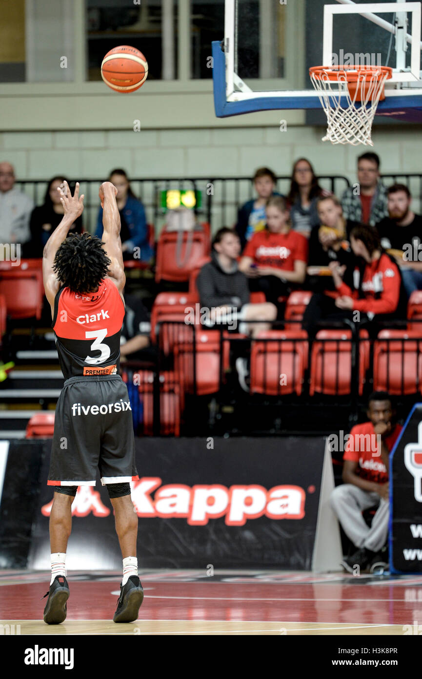 Leicester, UK. 9. Oktober 2016. BBL - Leicester Riders Vs Surrey Scorchers, Leicester Gemeinschaft Sportarena, 08.10.16. Clark erhält Punkte für Fahrer. Bildnachweis: Tom Flynn/Alamy Live-Nachrichten Stockfoto