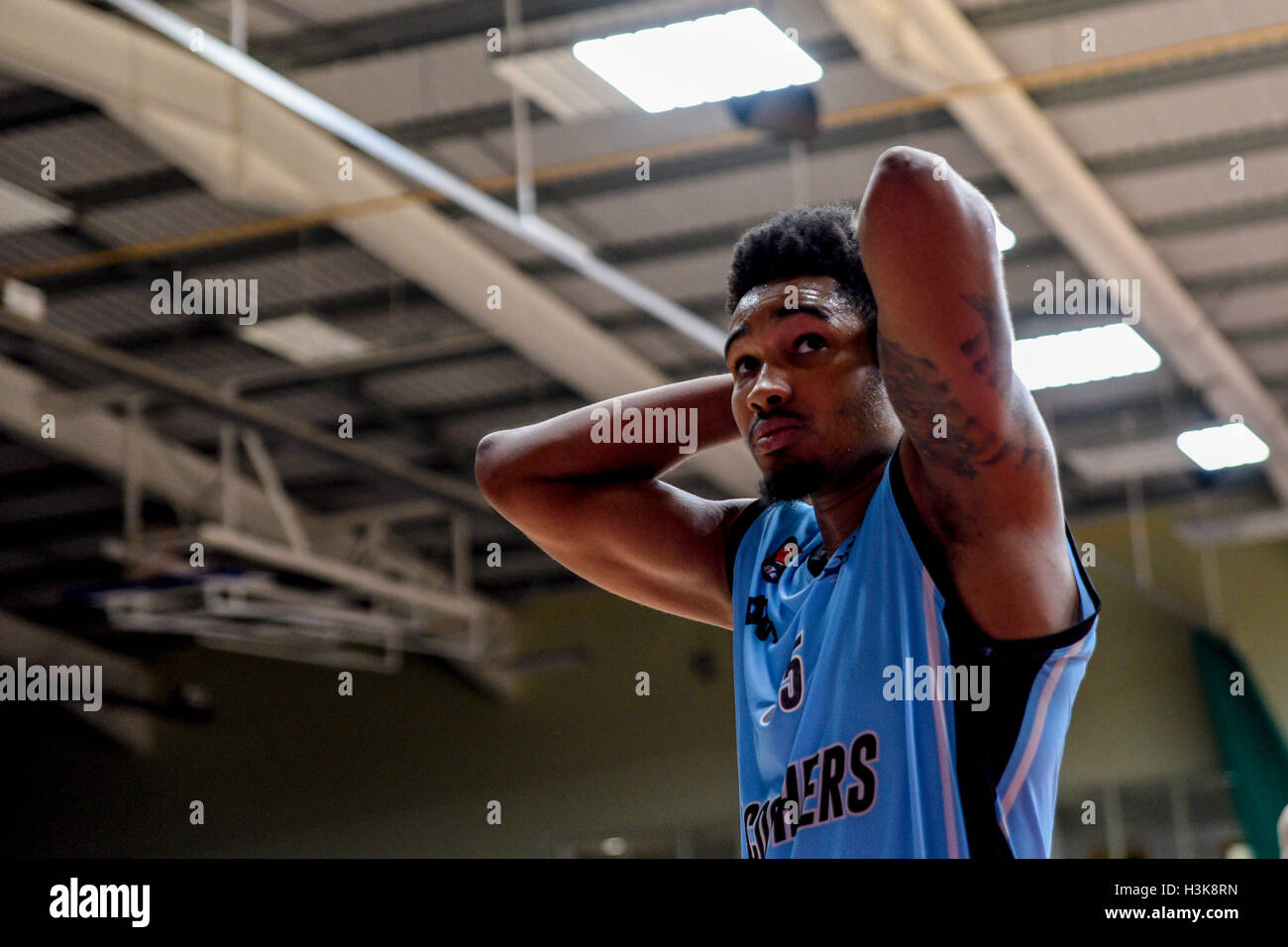 Leicester, UK. 9. Oktober 2016. BBL - Leicester Riders Vs Surrey Scorchers, Leicester Gemeinschaft Sportarena, 08.10.16. Rollins ist für ein Foul bestraft. Bildnachweis: Tom Flynn/Alamy Live-Nachrichten Stockfoto