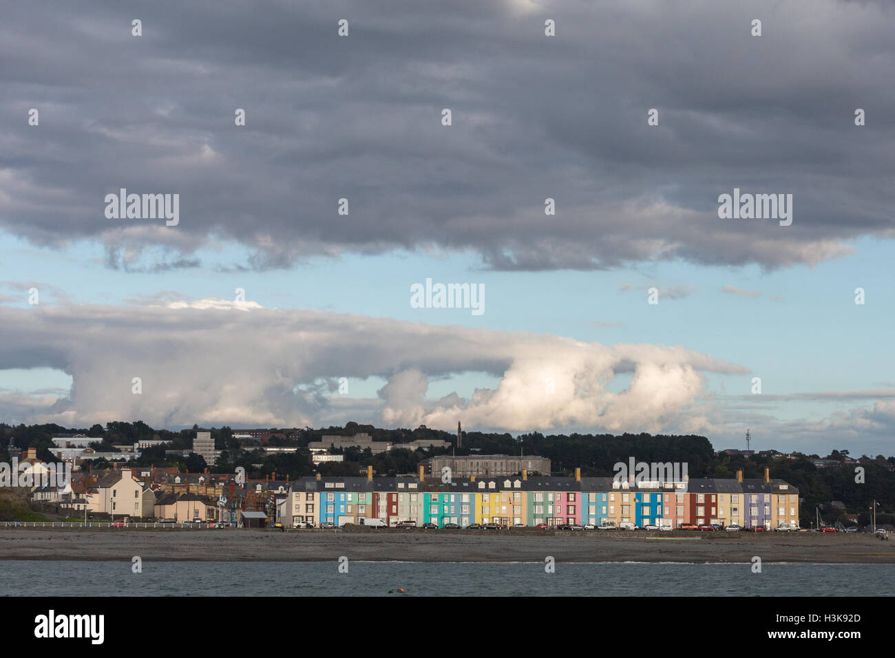 Eine Ansicht von Aberystwyth Strandpromenade Eigenschaften wie von der Cardigan Bay gesehen Stockfoto