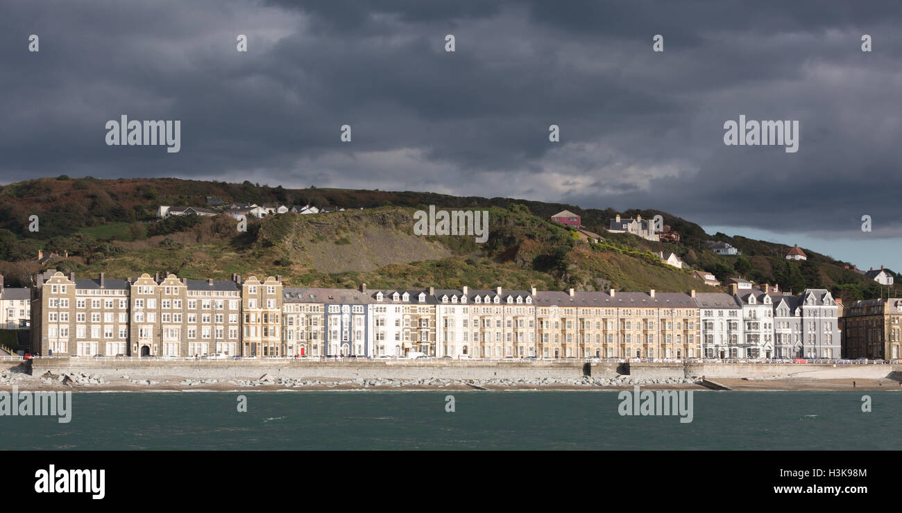 Eine Ansicht von Aberystwyth Strandpromenade Eigenschaften wie von der Cardigan Bay gesehen Stockfoto