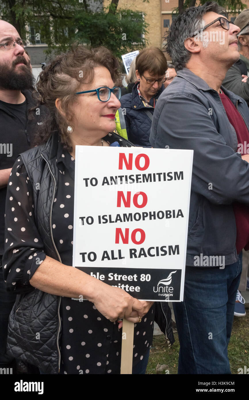 London, UK. 9. Oktober 2016. Eine Frau hält ein Plakat "nicht um Antisemitismus, Nein zur Islamophobie, Nein zu allen Rassismus" bei der Rallye in East London in Alta Ali Park vor dem März feiert die "Schlacht der Kabel St' im Jahre 1936, als die Menschen in der Umgebung, vor allem Juden und Iren, der Schriftsatz der Labour-Partei und andere ignoriert und kamen zu Tausenden vereint als eine Gemeinschaft, die Polizei zu kämpfen, die versuchten, eine Route für Oswald Mosley zwingen und die Britische Vereinigung der Faschisten. Stockfoto