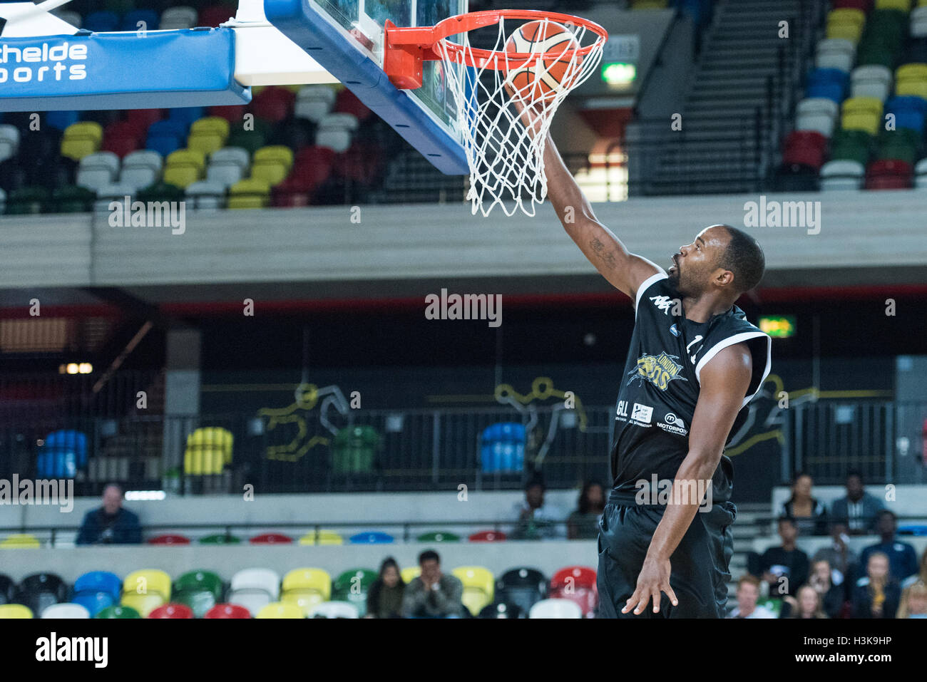 London, UK, 9. Oktober 2016. London-Lions schlagen Plymouth Raiders 105 Vs 79 in der BBL-Cup-Spiel. London-Lion Zaire Taylor (11) macht den Korb.   Bildnachweis: Pmgimaging/Alamy Live-Nachrichten Stockfoto