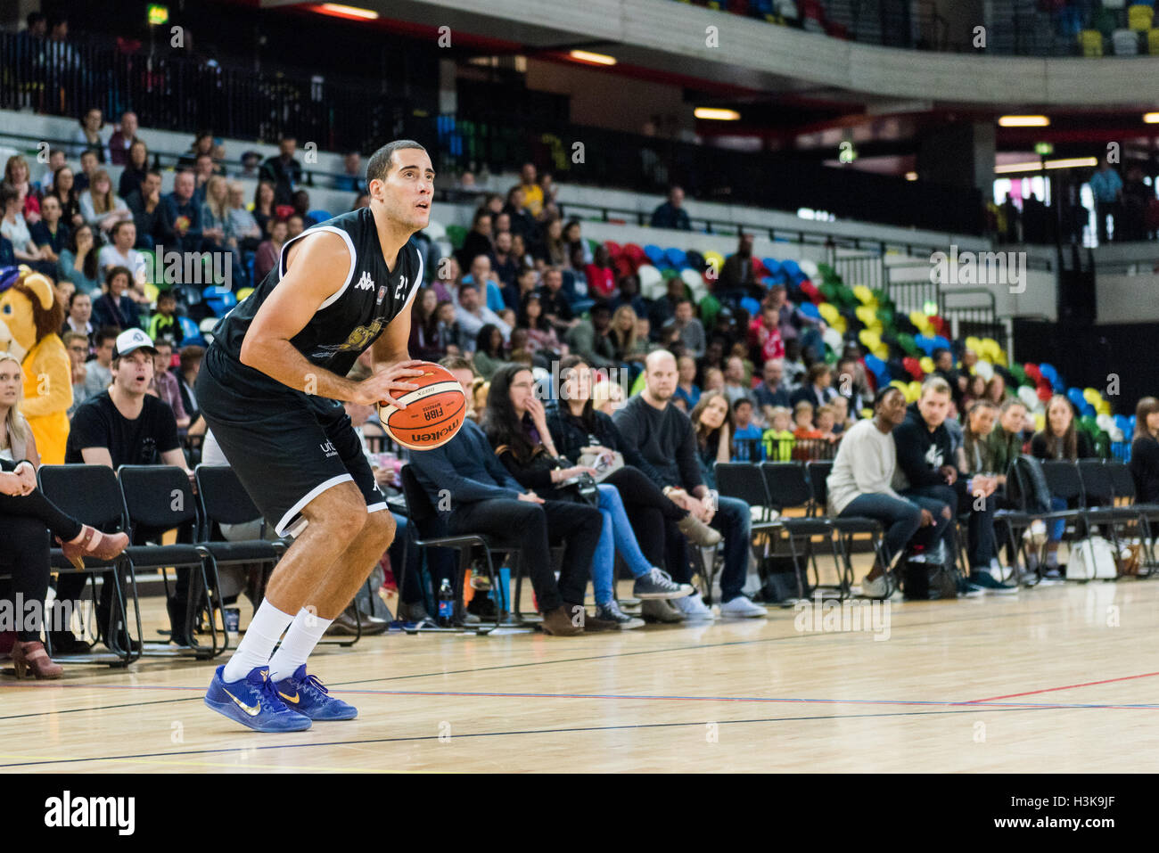 London, UK, 9. Oktober 2016. London-Lions schlagen Plymouth Raiders 105 Vs 79 in der BBL-Cup-Spiel. London-Lion Kai Williams (23) auf der Suche nach einem Raum. Bildnachweis: Pmgimaging/Alamy Live-Nachrichten Stockfoto