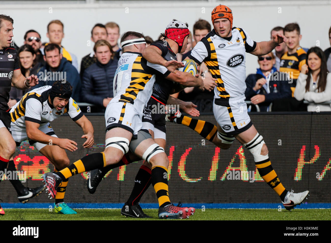 Barnet Copthall, London, UK. 9. Oktober 2016. Aviva Premiership Rugby. Sarazenen gegen Wespen. Schalk Briten der Sarazenen von Matt Symons von Wespen in Angriff genommen wird. Endstand: 30-14 Sarazenen Wespen. Bildnachweis: Aktion Plus Sport/Alamy Live-Nachrichten Stockfoto
