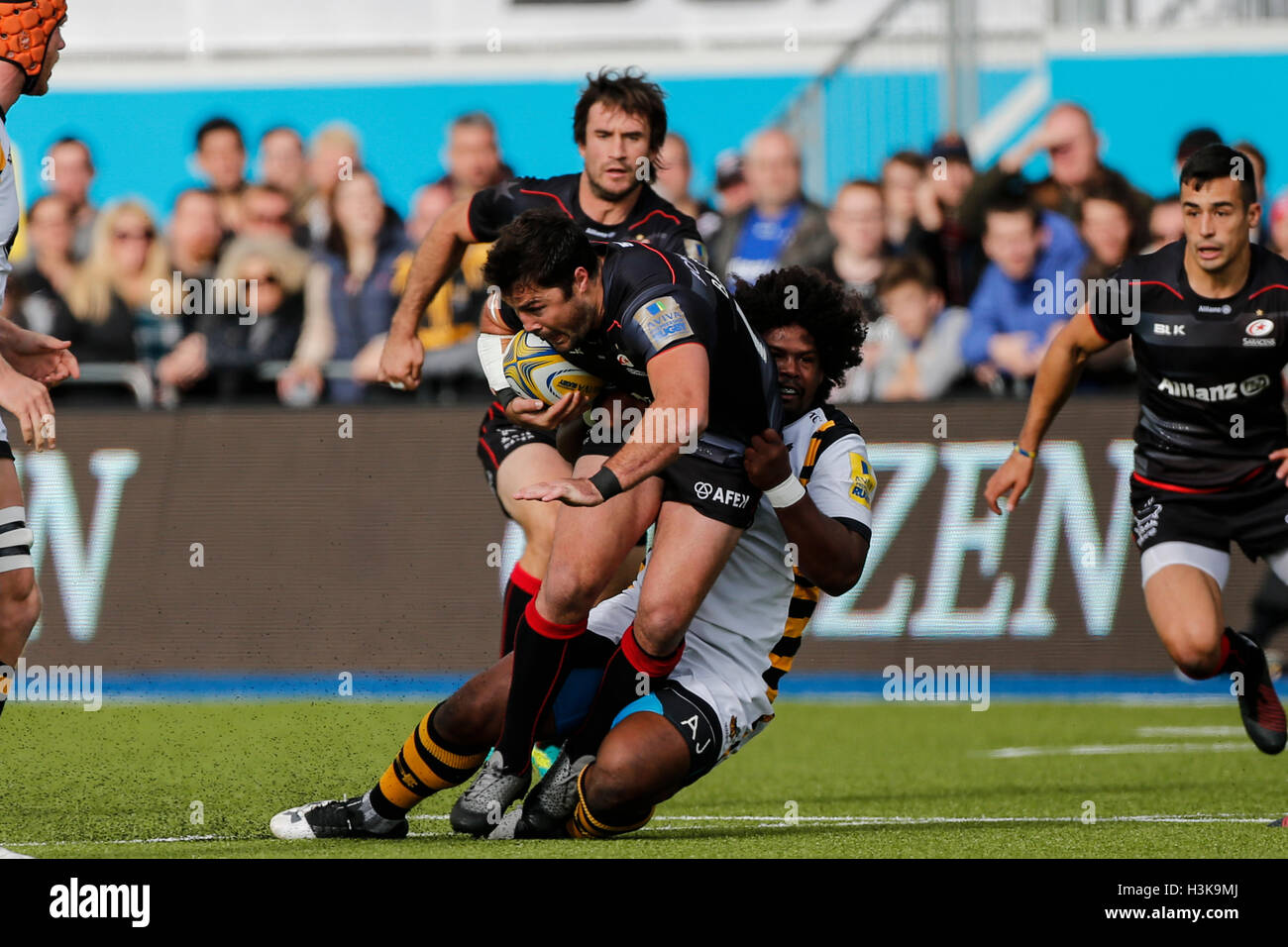 Barnet Copthall, London, UK. 9. Oktober 2016. Aviva Premiership Rugby. Sarazenen gegen Wespen. Brad Barritt Sarazenen von Ashley Johnson von Wespen in Angriff genommen wird. Endstand: 30-14 Sarazenen Wespen. Bildnachweis: Aktion Plus Sport/Alamy Live-Nachrichten Stockfoto