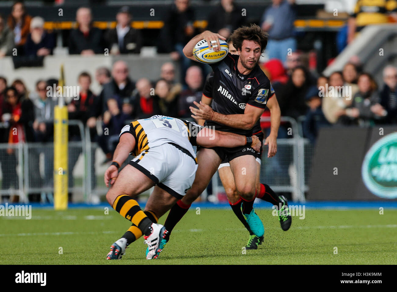 Barnet Copthall, London, UK. 9. Oktober 2016. Aviva Premiership Rugby. Sarazenen gegen Wespen. Marcelo Bosch Sarazenen von Marty Moore der Wespen in Angriff genommen wird. Endstand: 30-14 Sarazenen Wespen. Bildnachweis: Aktion Plus Sport/Alamy Live-Nachrichten Stockfoto