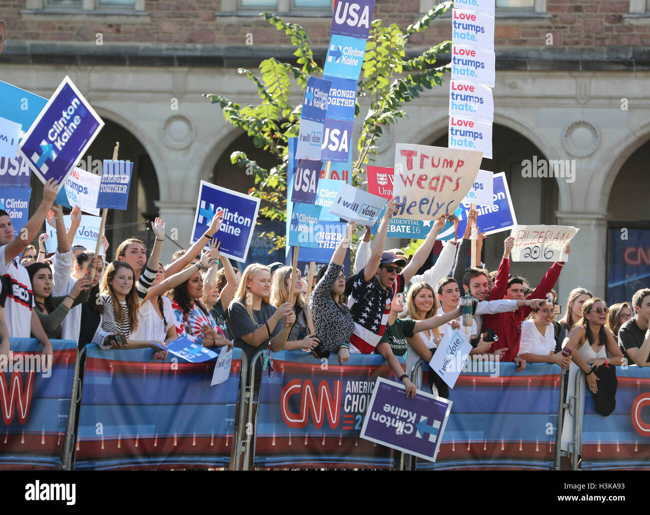 St. Louis, USA. 9. Oktober 2016. Unterstützer von Hillary Clinton versammeln sich am einen Medienraum vor der Präsidentschafts-Debatte in Washington University in St. Louis, Missouri, USA, 9. Oktober 2016. Der zweite von drei US-Präsidentschafts-Debatten zwischen den demokratischen und republikanischen Kandidaten Hillary Clinton und Donald Trump, findet hier am Sonntag. Bildnachweis: Wang Ying/Xinhua/Alamy Live-Nachrichten Stockfoto