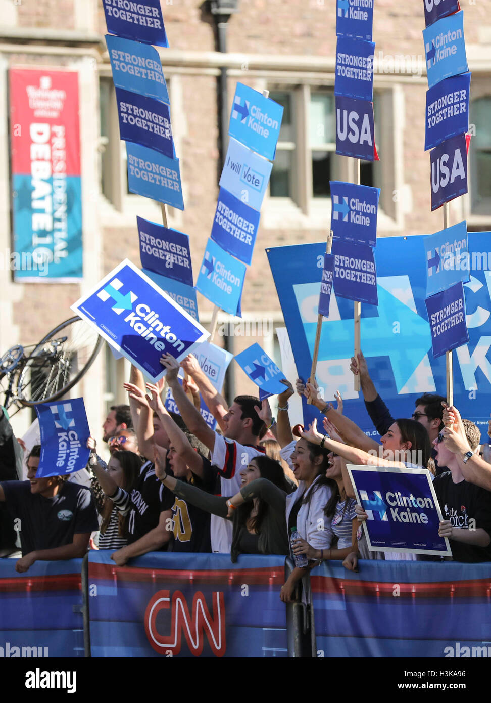 St. Louis, USA. 9. Oktober 2016. Unterstützer von Hillary Clinton versammeln sich am einen Medienraum vor der Präsidentschafts-Debatte in Washington University in St. Louis, Missouri, USA, 9. Oktober 2016. Der zweite von drei US-Präsidentschafts-Debatten zwischen den demokratischen und republikanischen Kandidaten Hillary Clinton und Donald Trump, findet hier am Sonntag. Bildnachweis: Wang Ying/Xinhua/Alamy Live-Nachrichten Stockfoto