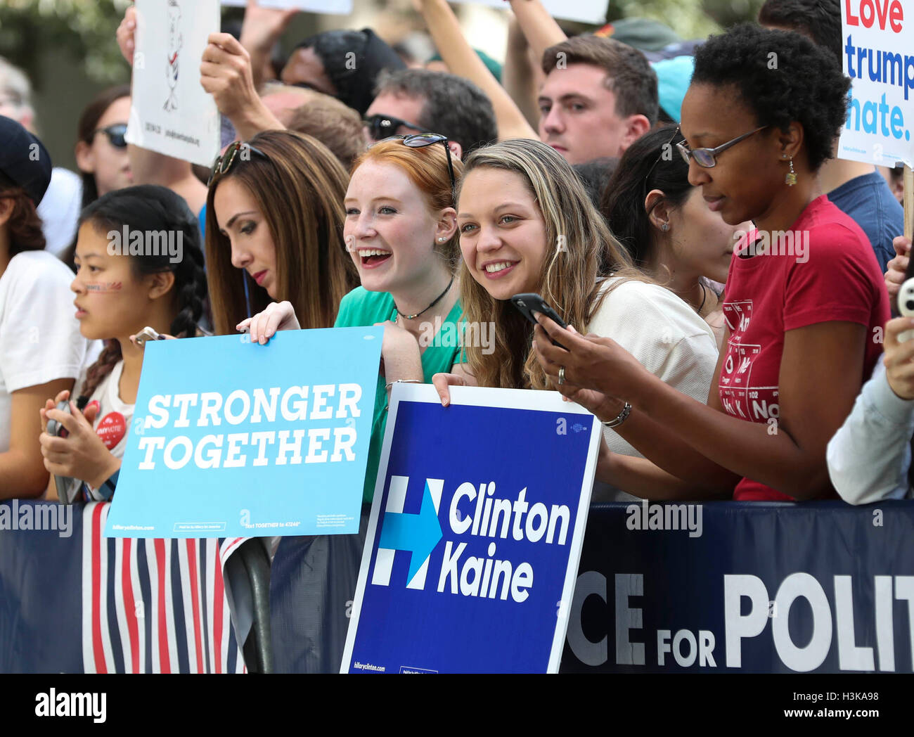 St. Louis, USA. 9. Oktober 2016. Unterstützer von Hillary Clinton versammeln sich am einen Medienraum vor der Präsidentschafts-Debatte in Washington University in St. Louis, Missouri, USA, 9. Oktober 2016. Der zweite von drei US-Präsidentschafts-Debatten zwischen den demokratischen und republikanischen Kandidaten Hillary Clinton und Donald Trump, findet hier am Sonntag. Bildnachweis: Wang Ying/Xinhua/Alamy Live-Nachrichten Stockfoto