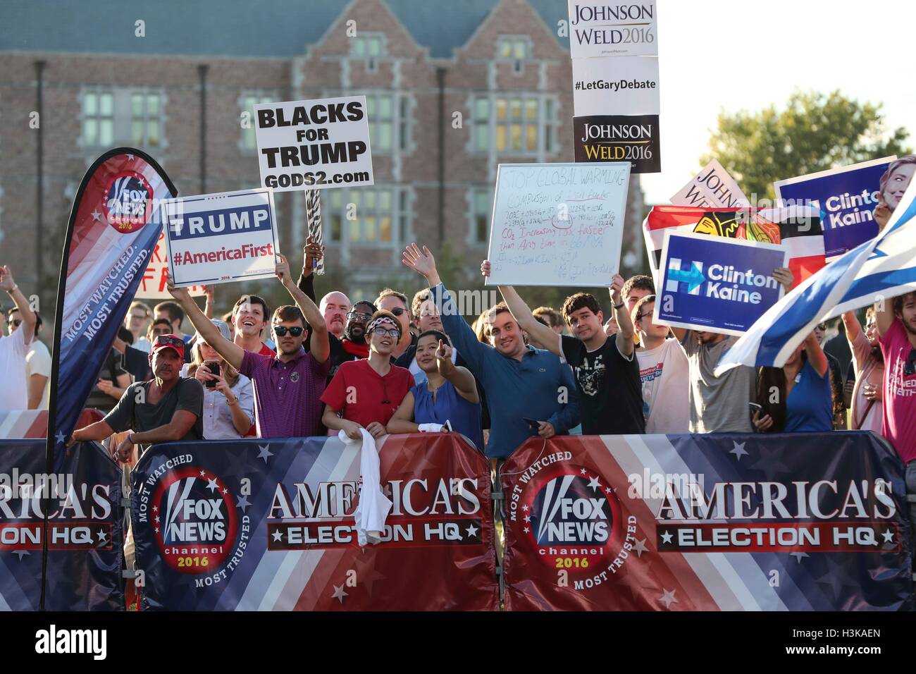 St. Louis, USA. 9. Oktober 2016. Fans versammeln sich am einen Medienraum vor der Präsidentschafts-Debatte in Washington University in St. Louis, Missouri, USA, 9. Oktober 2016. Der zweite von drei US-Präsidentschafts-Debatten zwischen den demokratischen und republikanischen Kandidaten Hillary Clinton und Donald Trump, findet hier am Sonntag. Bildnachweis: Wang Ying/Xinhua/Alamy Live-Nachrichten Stockfoto