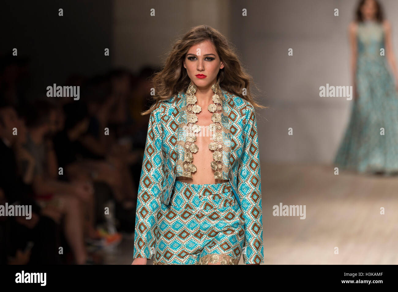 Lissabon, Portugal. 9. Oktober 2016. ModaLisboa - zusammen (Lissabon Fashion Week), Nadir Tati präsentiert die Frühjahr/Sommer 17 Sammlung Credit: Alexandre de Sousa/Alamy Live News Stockfoto