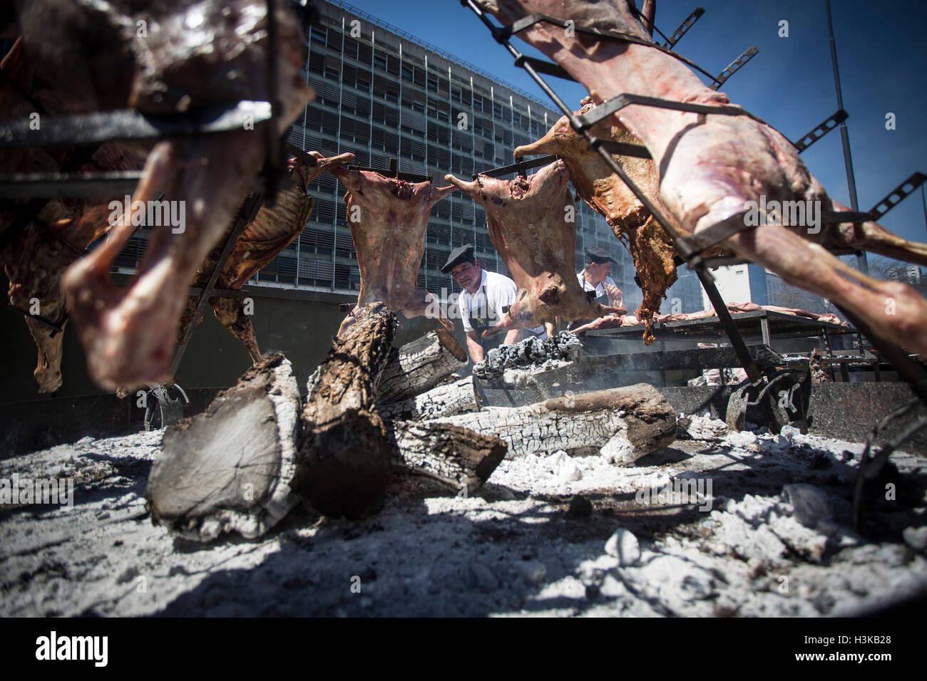 Buenos Aires, Argentinien. 9. Oktober 2016. Köche konkurrieren während Barbecue Bundeschampionat in Buenos Aires, Argentinien am 9. Oktober 2016. Grill-Bundeschampionat fand am 9. Oktober. Bildnachweis: Martin Zabala/Xinhua/Alamy Live-Nachrichten Stockfoto