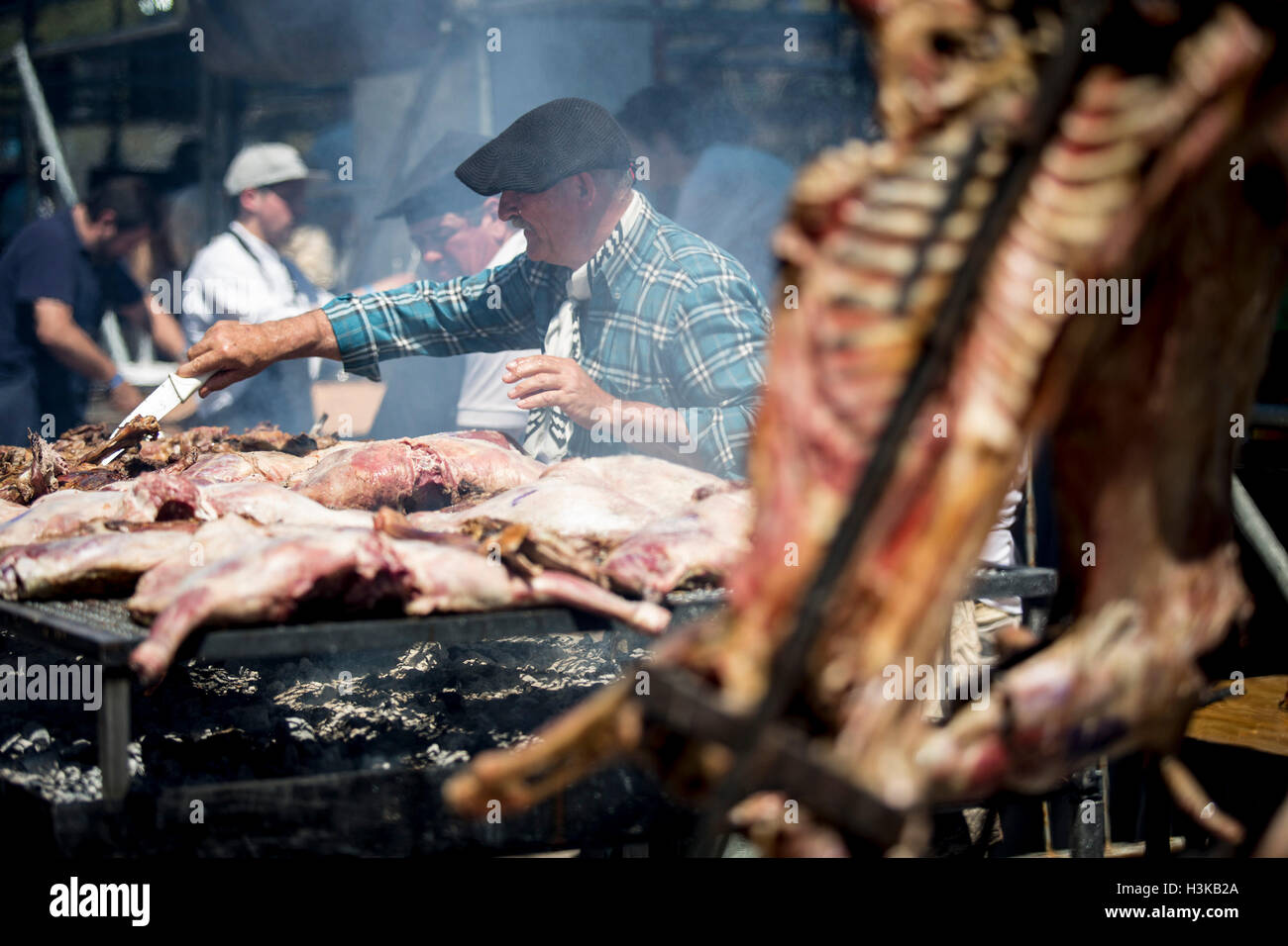 Buenos Aires, Argentinien. 9. Oktober 2016. Köche konkurrieren während Barbecue Bundeschampionat in Buenos Aires, Argentinien am 9. Oktober 2016. Grill-Bundeschampionat fand am 9. Oktober. Bildnachweis: Martin Zabala/Xinhua/Alamy Live-Nachrichten Stockfoto