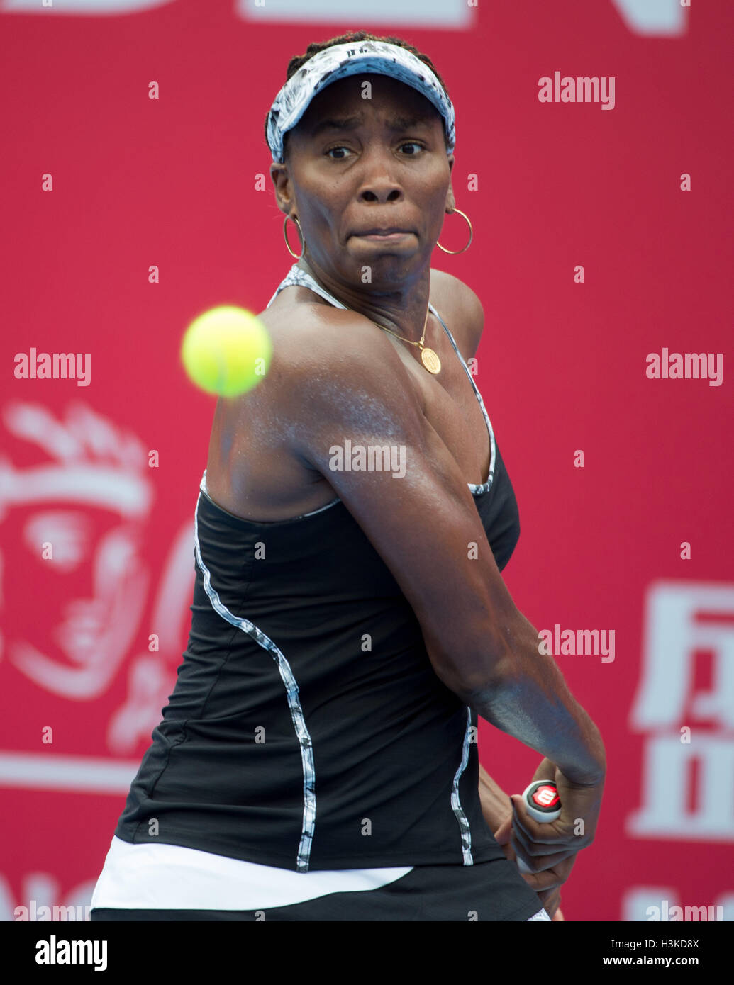 Hong Kong. 10. Oktober 2016. Venus Williams in ihrem Match gegen Risa Ozaki Japans in der ersten Runde des Hong Kong Open Tennis-WTA-Turnier. Venus Williams gewann das Match 64, 61 Credit: Jayne Russell/ZUMA Draht/Alamy Live News Stockfoto