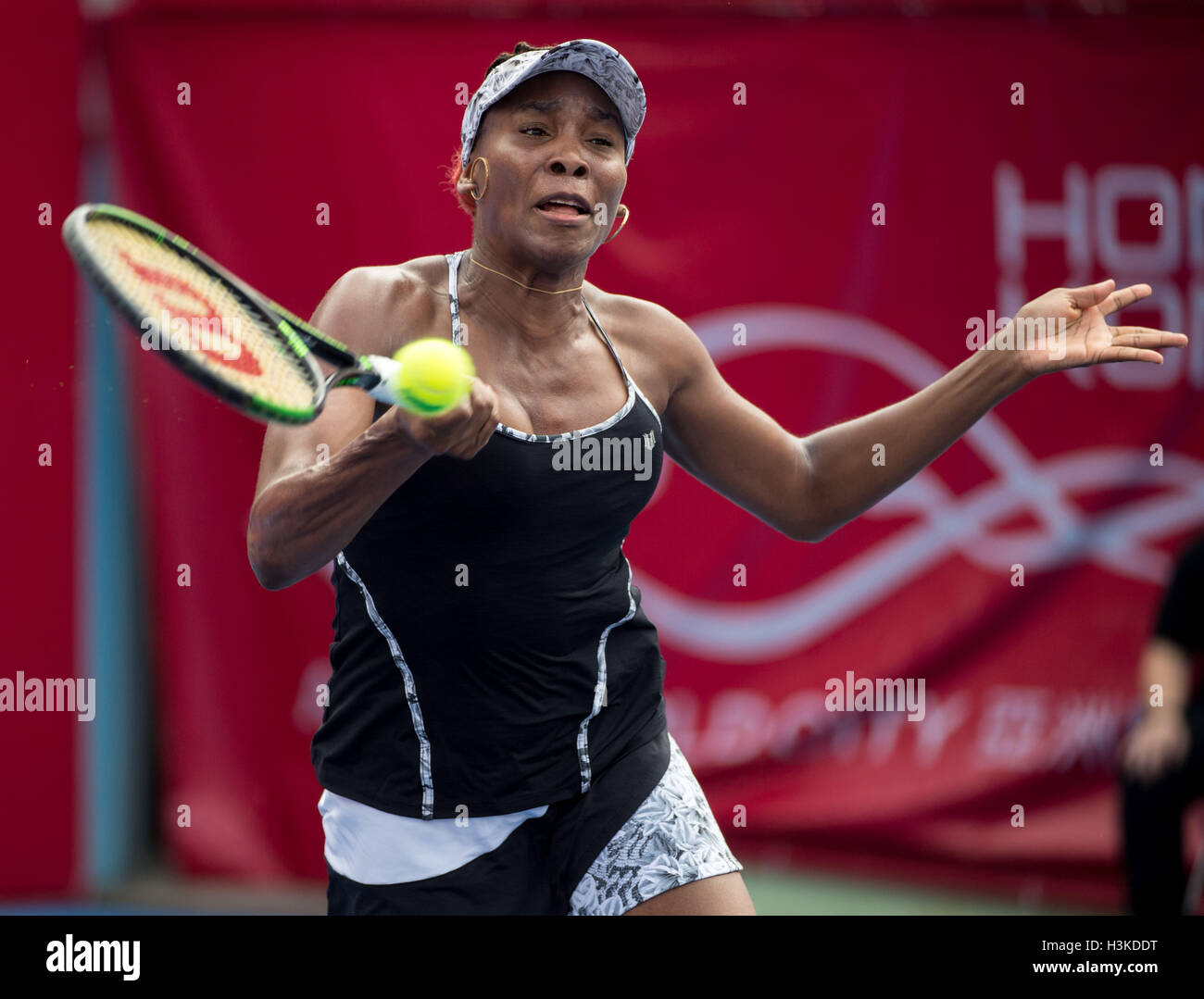 Hong Kong. 10. Oktober 2016. Venus Williams in ihrem Match gegen Risa Ozaki Japans in der ersten Runde des Hong Kong Open Tennis-WTA-Turnier. Venus Williams gewann das Match 64, 61 Credit: Jayne Russell/ZUMA Draht/Alamy Live News Stockfoto