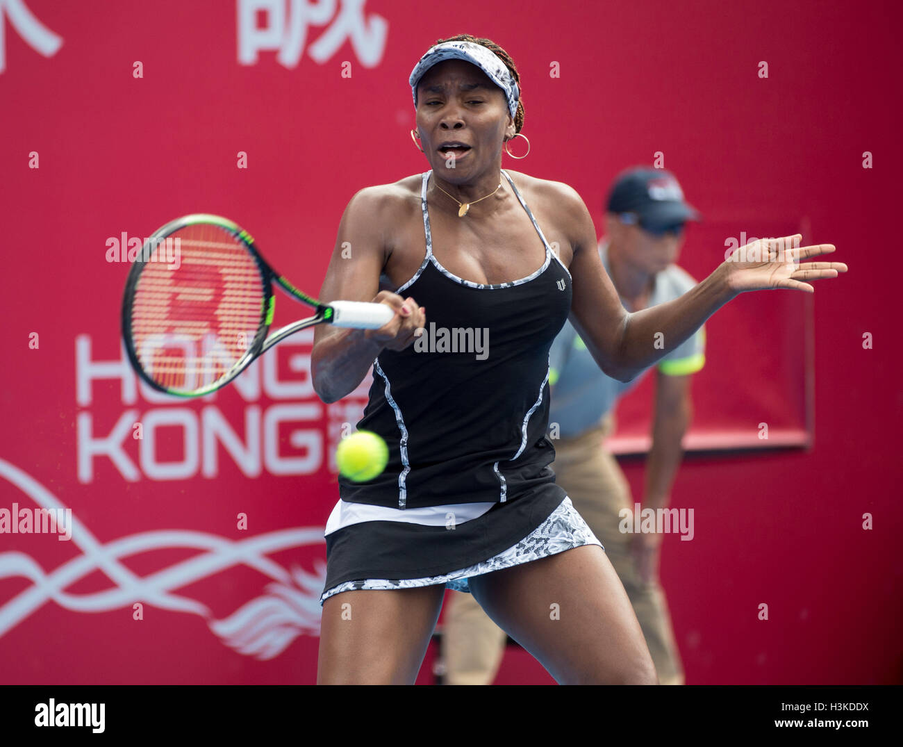 Hong Kong. 10. Oktober 2016. Venus Williams in ihrem Match gegen Risa Ozaki Japans in der ersten Runde des Hong Kong Open Tennis-WTA-Turnier. Venus Williams gewann das Match 64, 61 Credit: Jayne Russell/ZUMA Draht/Alamy Live News Stockfoto