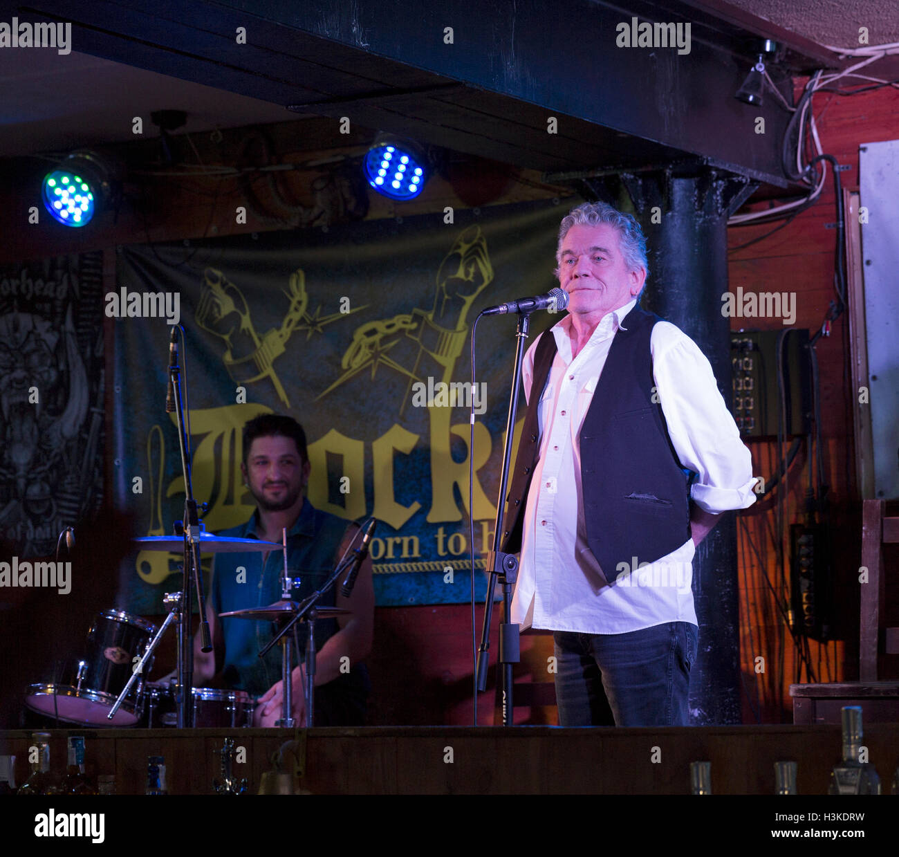 Kiew, Ukraine. 9. Oktober 2016. Dan McCafferty, Sänger und Ex-Frontmann der schottischen Rockband Nazareth, feiert seinen 70. Geburtstag bei Geburtstagsparty im Andockfenster Pub in Kiew, Ukraine, am 9. Oktober 2016. Dan McCafferty ist eine schottische Sängerin, bekannt als der Lead-Sänger für die schottische Hardrock-Band Nazareth seit ihrer Gründung im Jahr 1968 bis zu seiner Emeritierung im Jahr 2013. McCafferty weiterhin Solo auf der ganzen Welt entwickelt. Stockfoto