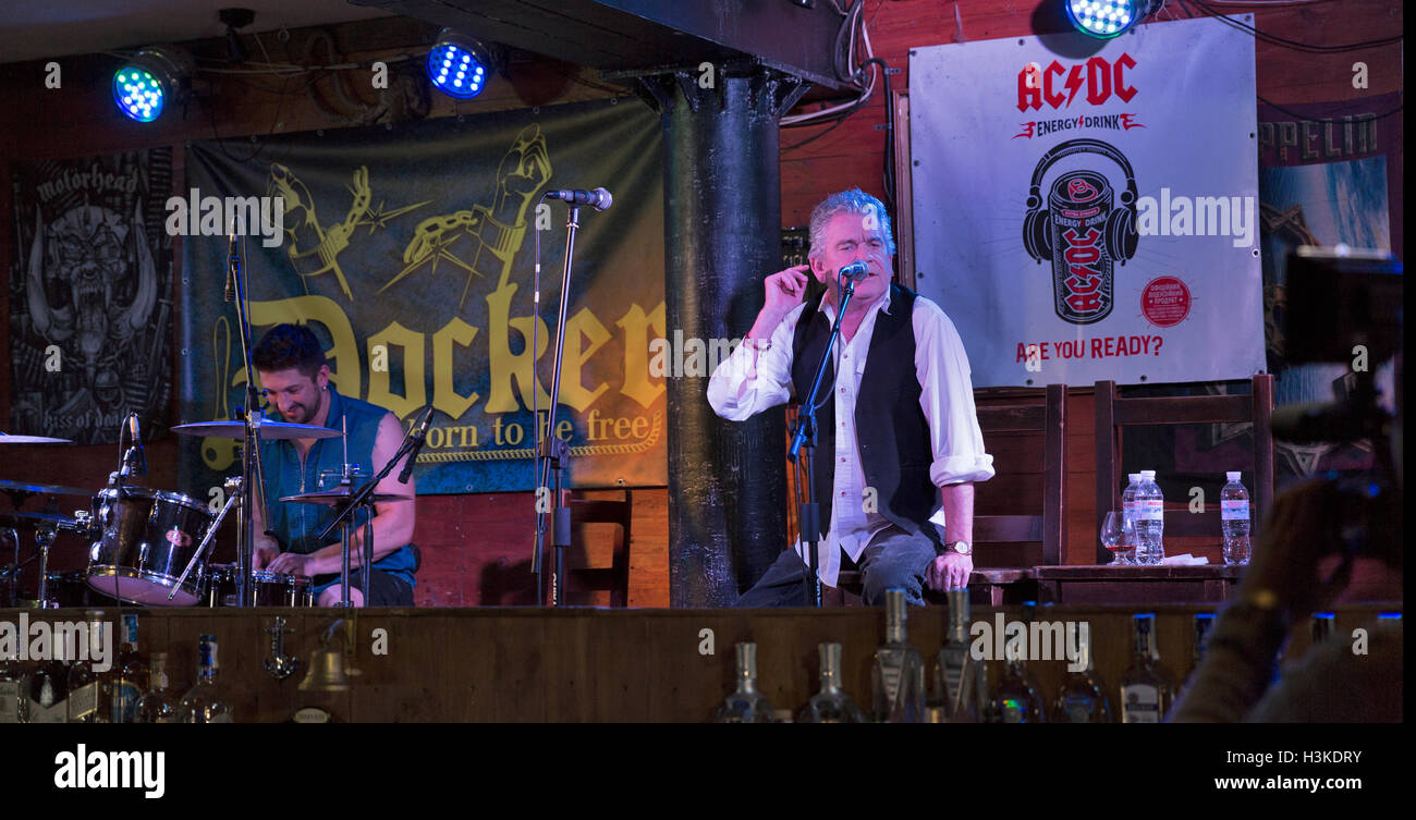 Kiew, Ukraine. 9. Oktober 2016. Dan McCafferty, Sänger und Ex-Frontmann der schottischen Rockband Nazareth, feiert seinen 70. Geburtstag bei Geburtstagsparty im Andockfenster Pub in Kiew, Ukraine, am 9. Oktober 2016. Dan McCafferty ist eine schottische Sängerin, bekannt als der Lead-Sänger für die schottische Hardrock-Band Nazareth seit ihrer Gründung im Jahr 1968 bis zu seiner Emeritierung im Jahr 2013. McCafferty weiterhin Solo auf der ganzen Welt entwickelt. Stockfoto