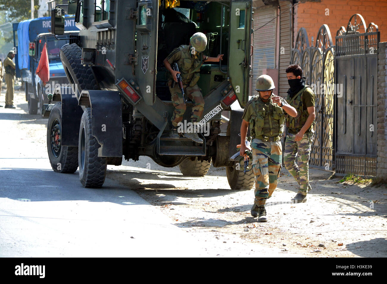 Pampore, indische Kaschmir. 10. Oktober 2016. Indische Armeesoldaten kommen, nahe dem Aufstellungsort von einem Feuergefecht zwischen indischen Sicherheitskräften und militanten am Stadtrand von Srinagar 10. Oktober 2016. Bildnachweis: Saqib Majeed/Alamy Live-Nachrichten Stockfoto