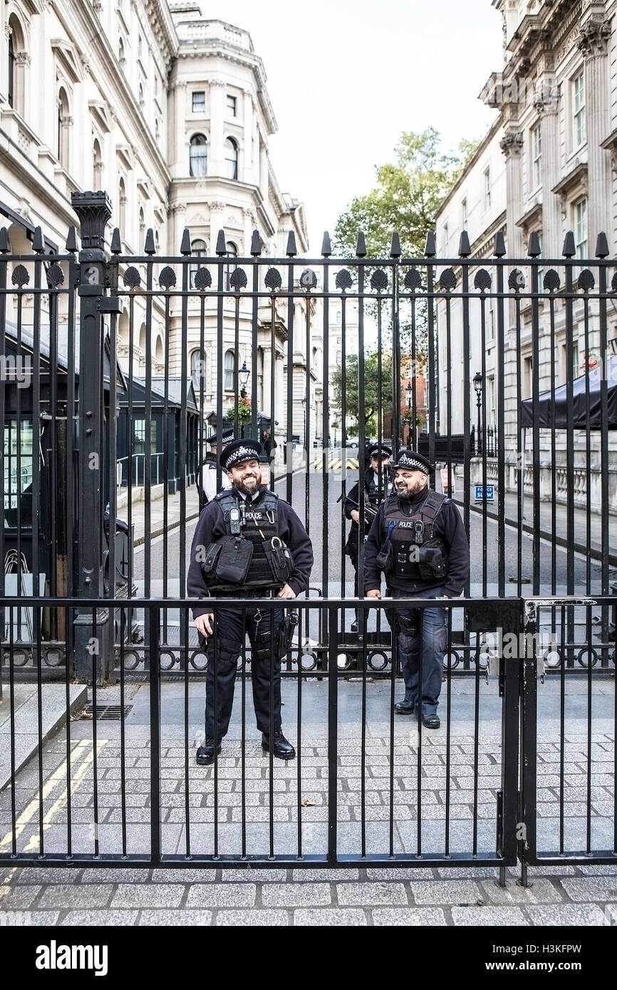 Bewaffnete Polizisten bewachen Downing Street London Stockfoto