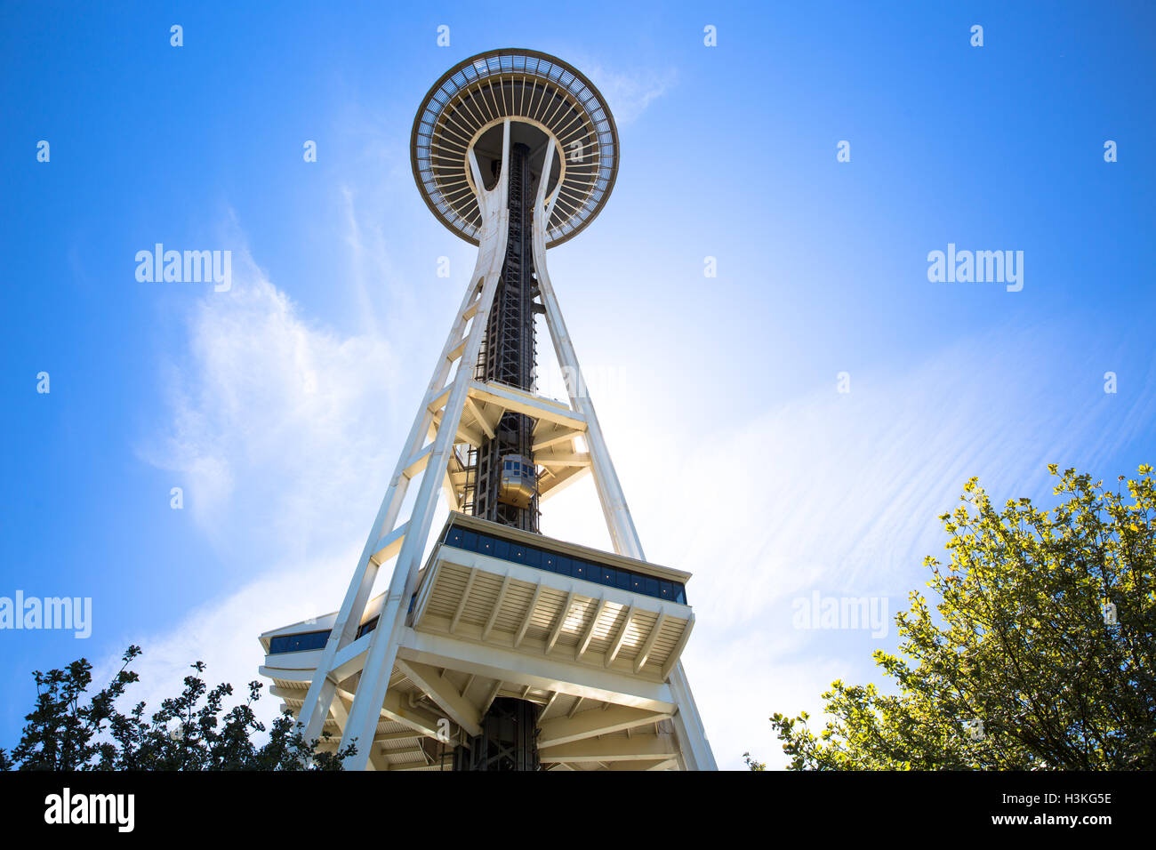 Blick auf die Space Needle vor blauem Himmel - Seattle, WA - USA Stockfoto