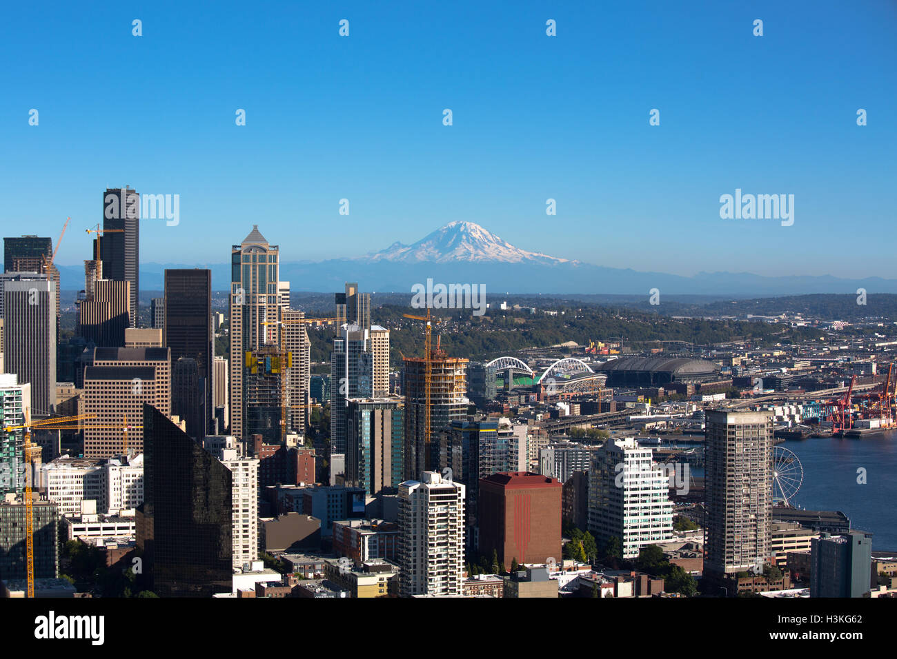 Blick auf die Skyline von Seattle, WA mit Mount Rainier sichtbar Stockfoto