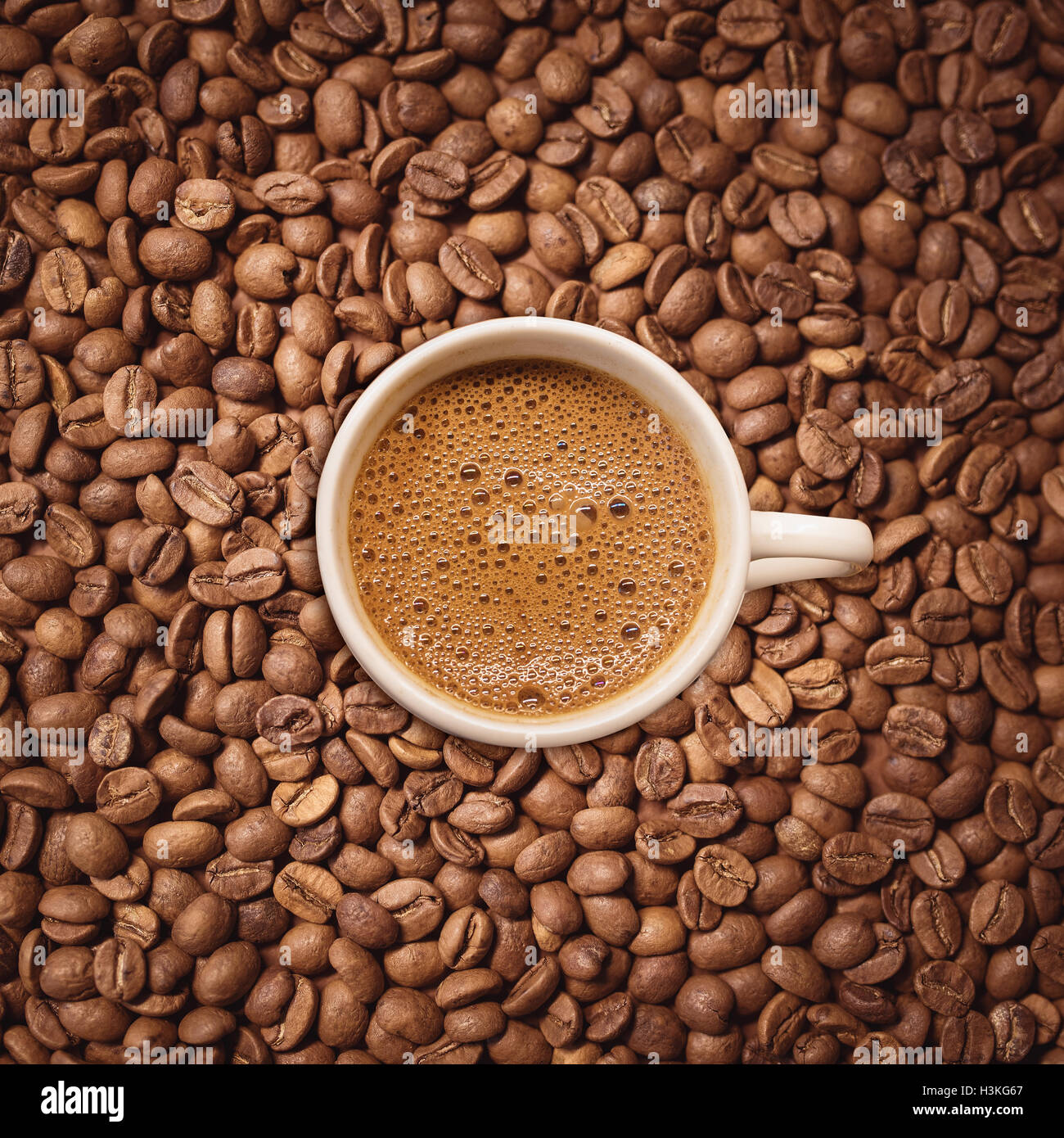 Espresso Kaffee mit Bohnen Stockfoto