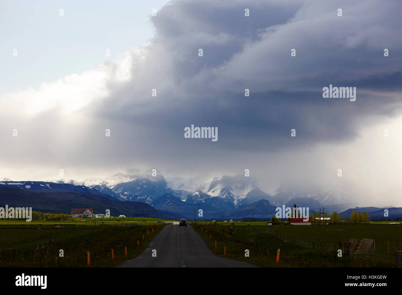 Straße in die Thorsmork Berge und vorderen Wolkenbildung Sturm über Hlidarendi Hvolsvöllur Island Stockfoto