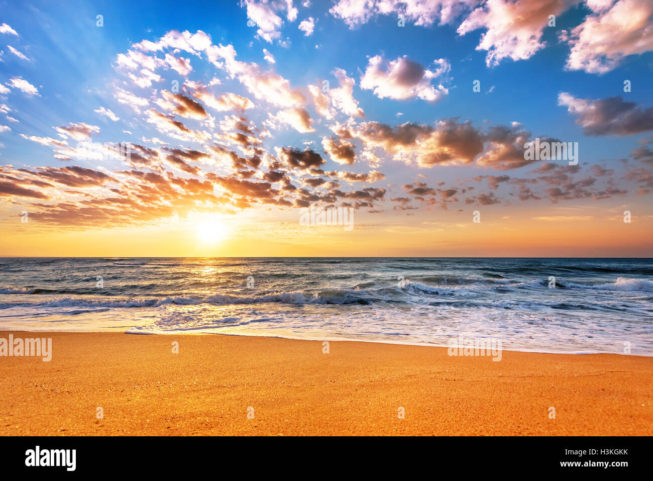 Brillante Ozean Strand Sonnenaufgang. Stockfoto