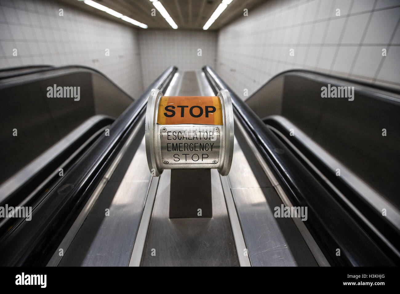 Not-aus-Taster London U-Bahnstation Rolltreppe Stockfoto