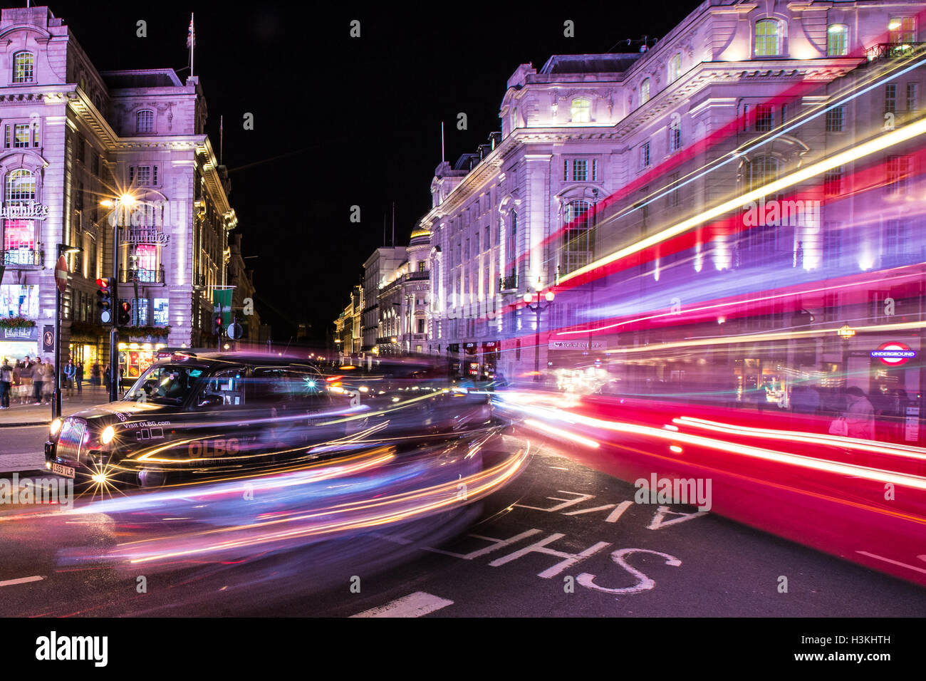 Light Trail Trails am Londoner Piccadilly Circus Stockfoto