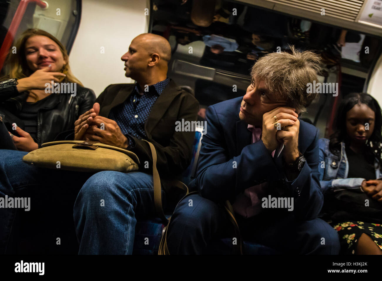 Grübeln und Nachdenken in einem Londoner u-Bahn Zug Stockfoto
