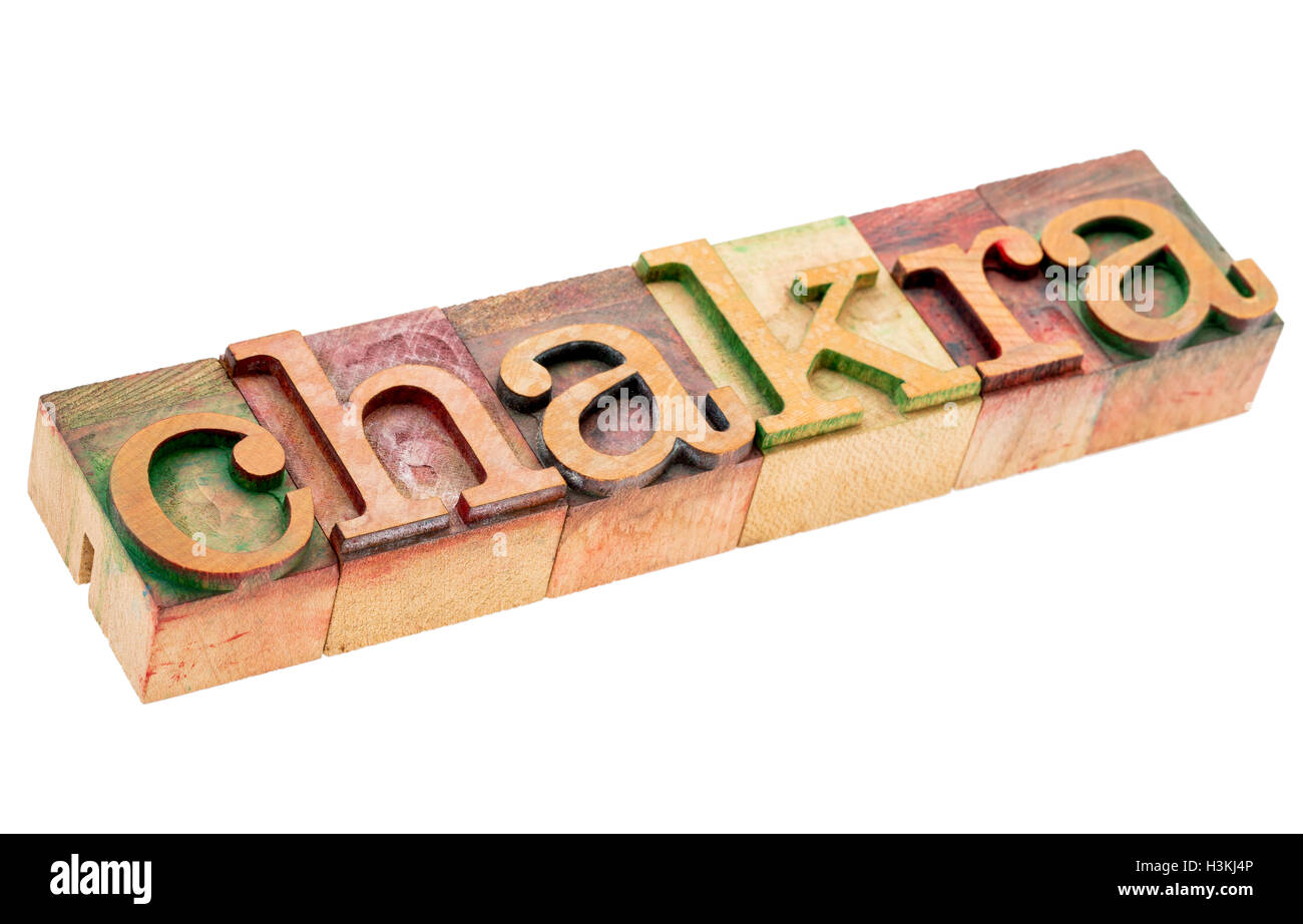 Chakra-Word - Lebenskraft oder Lebensenergie Konzept - isoliert-Text im Buchdruck Holzart Stockfoto