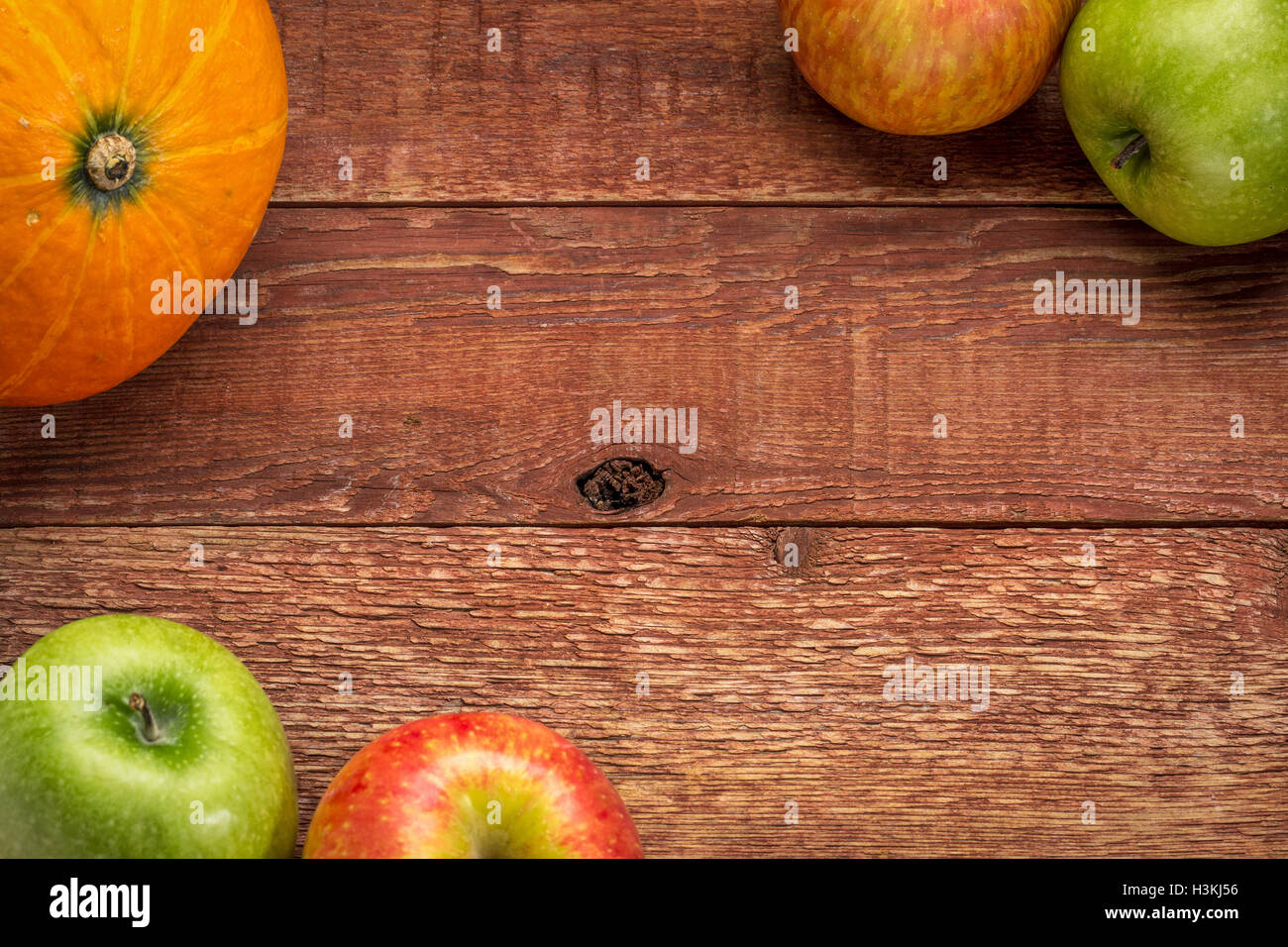 rustikale Scheune Holzplatten mit Kürbis und Äpfel, Textfreiraum Stockfoto