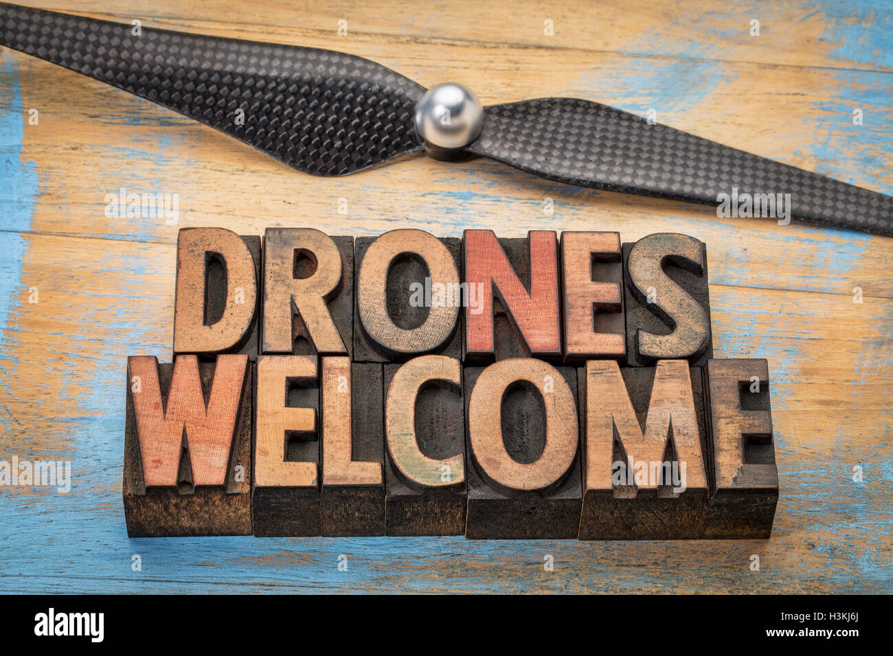 Drohnen willkommen Wort abstrakt in Vintage Buchdruck Holzart mit einer Drohne-propeller Stockfoto
