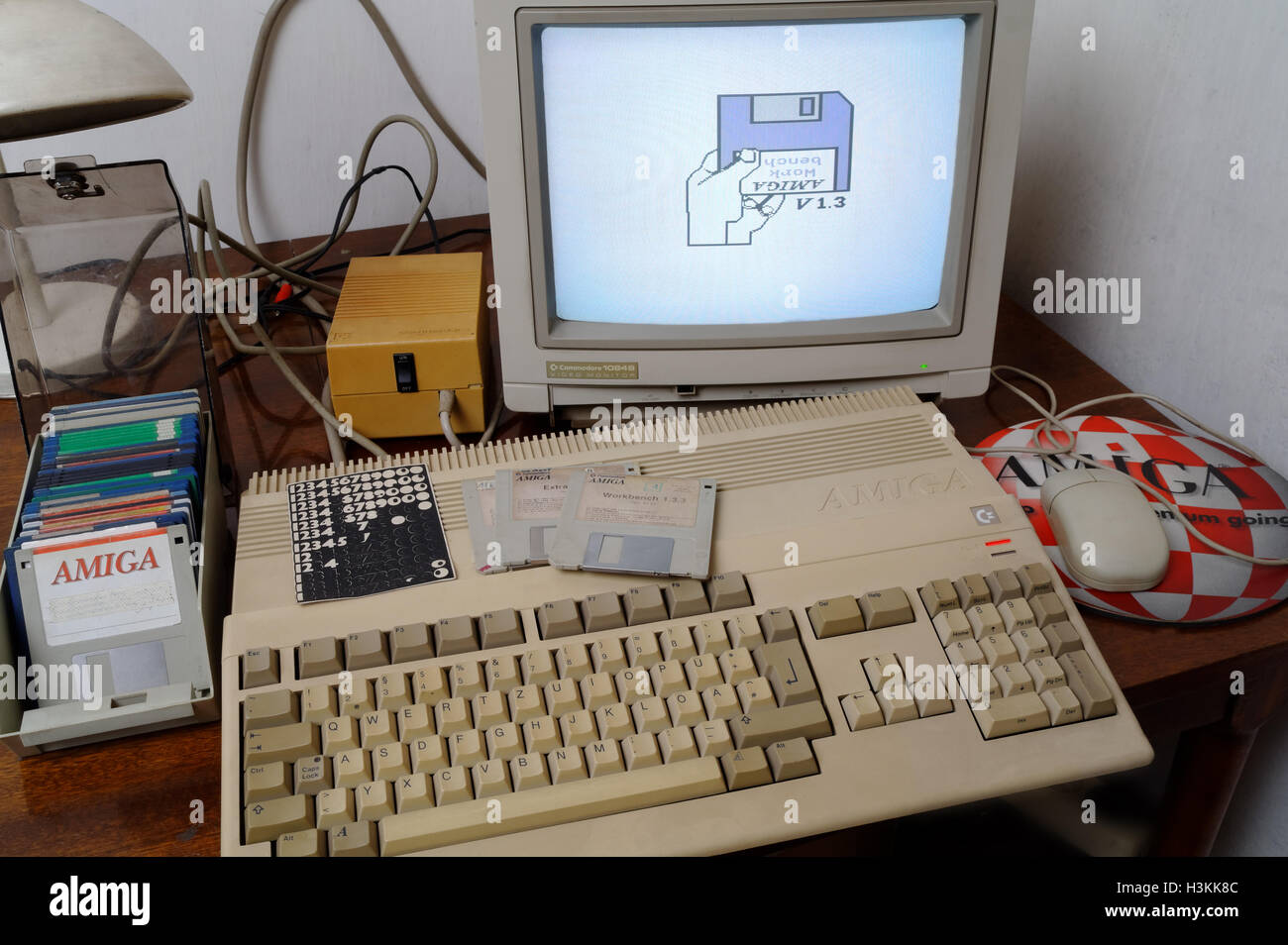 Amiga 500, Commodore 1084S Monitor und Disketten auf dem Tisch Stockfoto