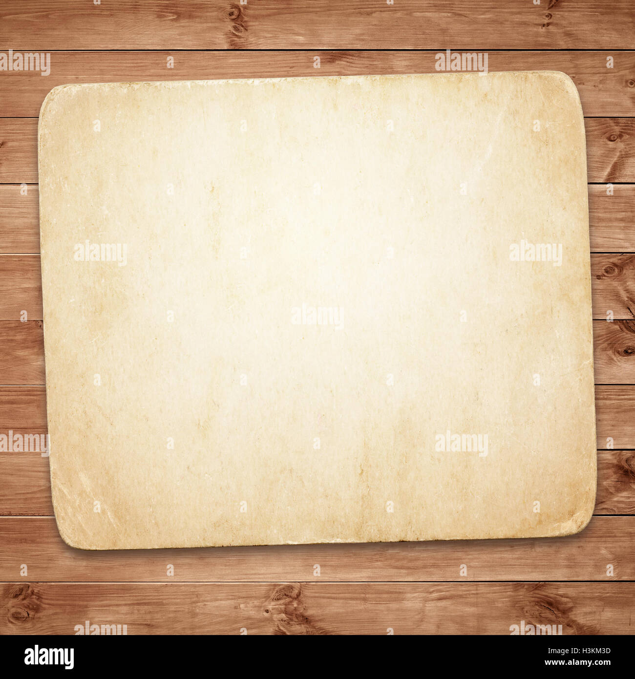 Altes schmutzig Papier mit Schatten auf braunen Holzwänden oder Tabletop suface Stockfoto