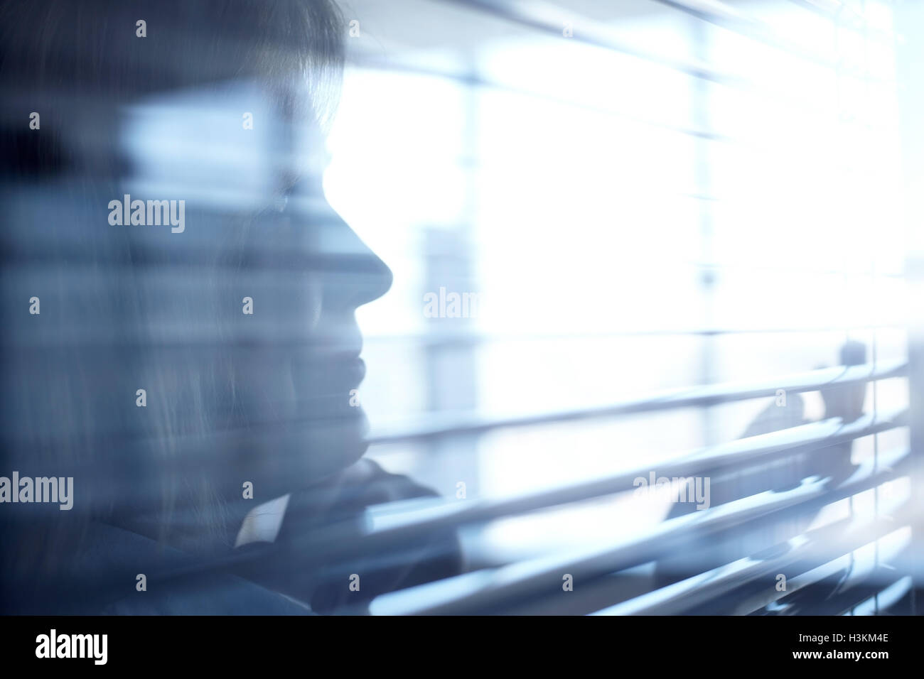 Gesicht der Frau und Jalousien Stockfoto