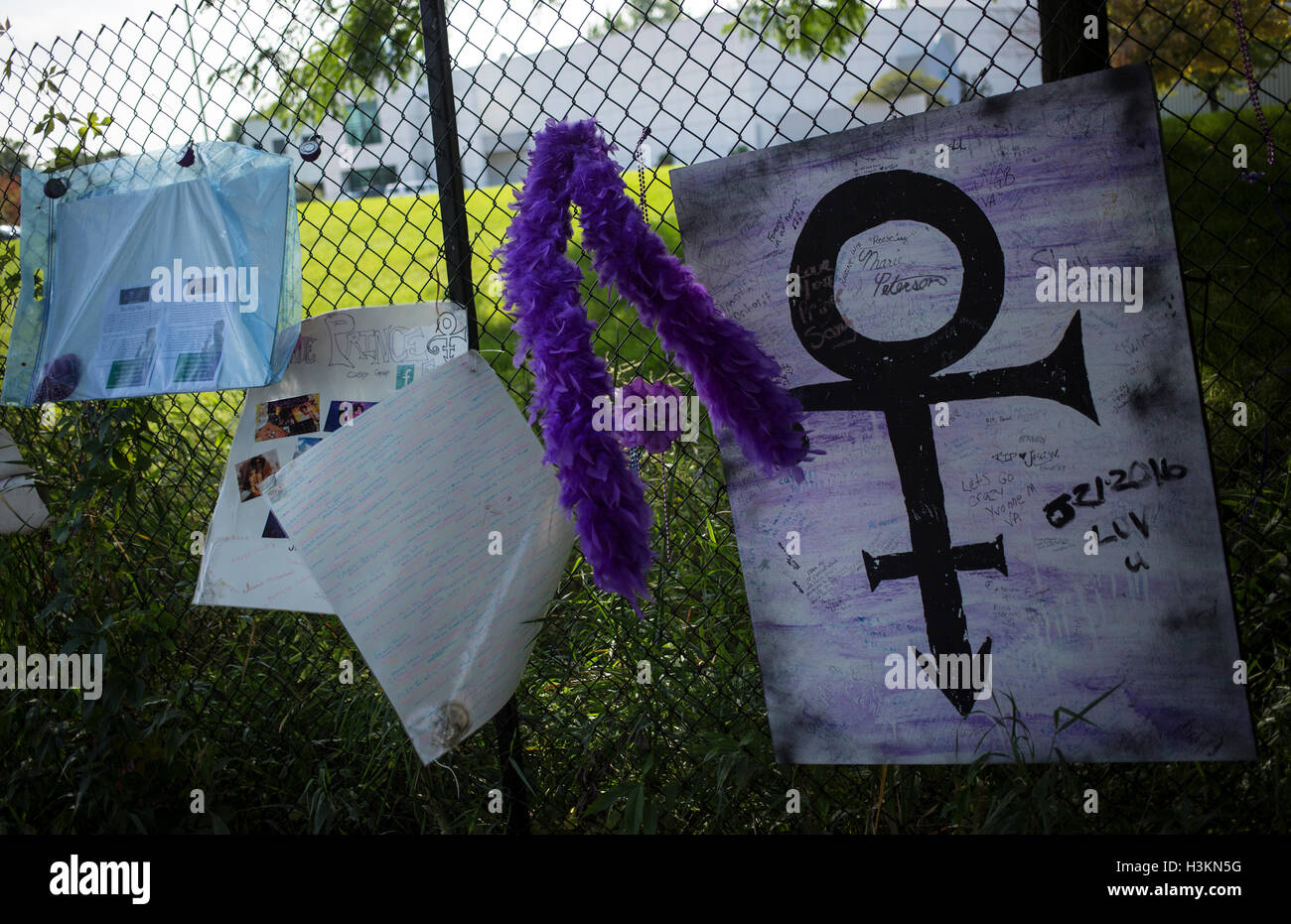 Prinz Erinnerungsstücke angeschlossen an einen Zaun rund um den Umfang des Paisley Park Studios in Chanhassen, Minnesota, USA Stockfoto